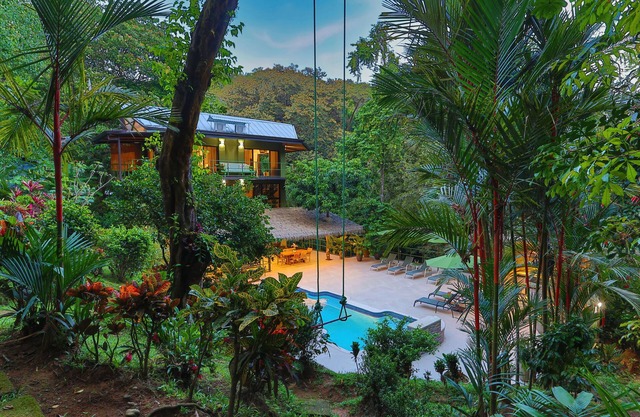Jungle Roost, una casa de 4 pisos bellamente decorada cerca de la playa