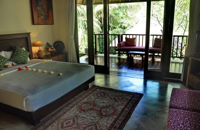 Habitación Junior Suite en Sukawati, rodeada de exuberante jardín