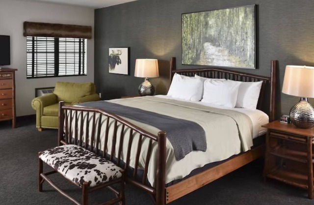 Junior Theme Suite w/ Whirlpool, Living Area, Stoney Creek Tulsa, Pool