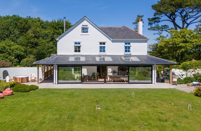 Juniper House - a house that sleeps 17 guests in 8 bedrooms