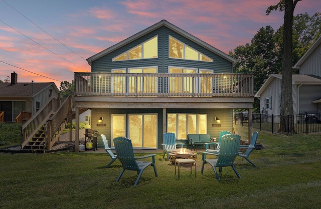 Juniper Presents: Deluxe Vacay on Bluff Overlooking PawPaw Lke, Elegant+Comfy