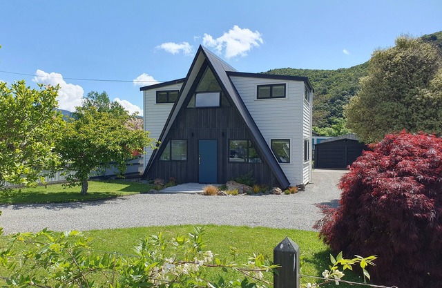 Just 3 minutes walk from the marina this Family getaway also has a Games room!