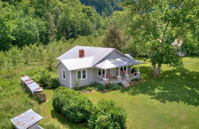 Just a few mins from the State Park, offering an abundance of trails and outdoor activities.