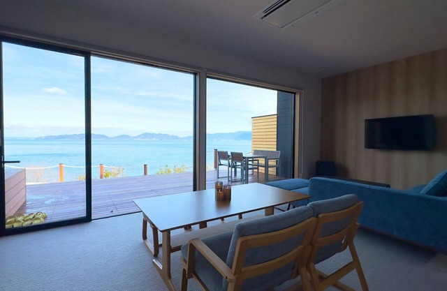 Just a minutes walk from the beach Villa Buildi / Takamatsu Kagawa
