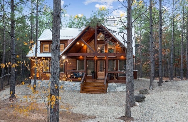 Just Chillin' - Romantic 💑Luxury, Arcade, Outdoor Amenities, Hot Tub🌲🌊🔥