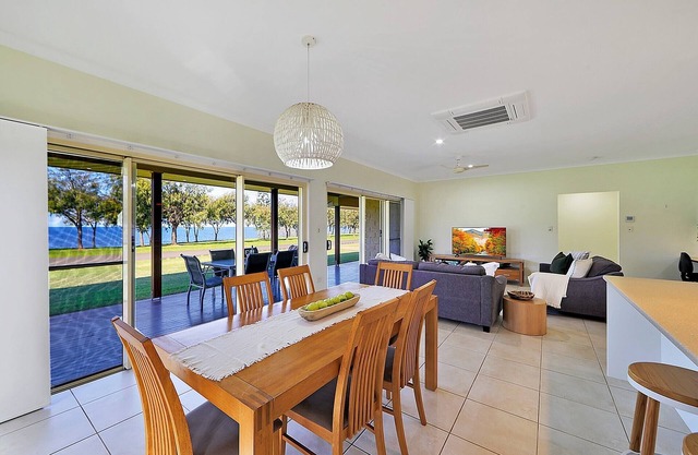 Just come, relax and forget about the world in this oceanfront oasis