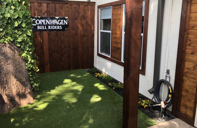 ¡RECIÉN LISTADO! Condominio completamente renovado con oasis en el patio trasero con césped - ¡15% de descuento!