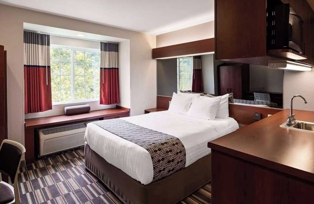 Just Minutes to Downtown: Relaxing Queen Suite Ideal for Couple Stay