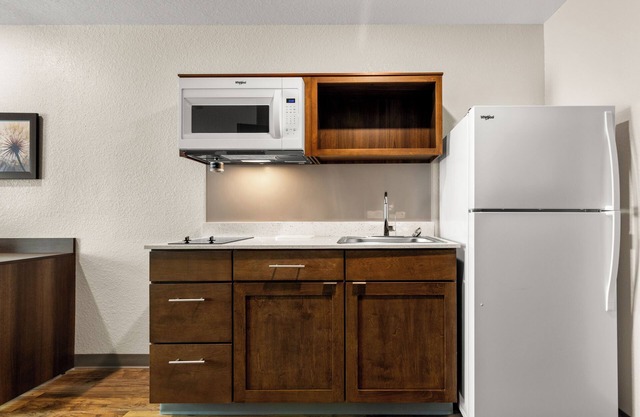 Just northeast of downtown: stay, work, relax: Relaxing Stay w/ Full Kitchen, Workspace, & Free Parking