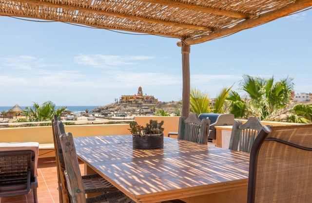 Pasos a la playa de Cerritos; ¡Vistas panorámicas desde su balcón privado en la azotea!