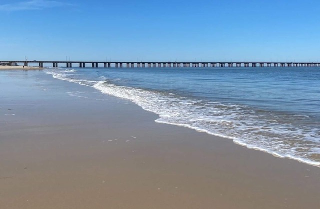 Hermosa casa a pocos pasos de la playa con vistas al agua!