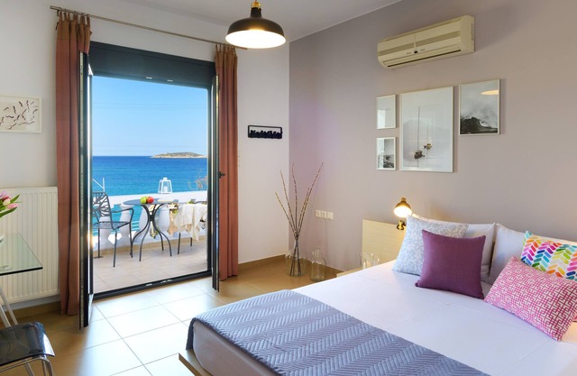 Apenas el dos de nosotros! Un estudio con vista única al mar
