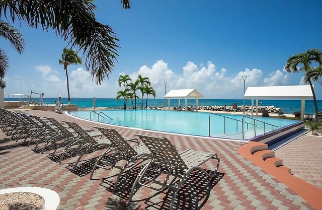 Just What You Were Looking For! Onsite Pool, Free Parking, Near Beach