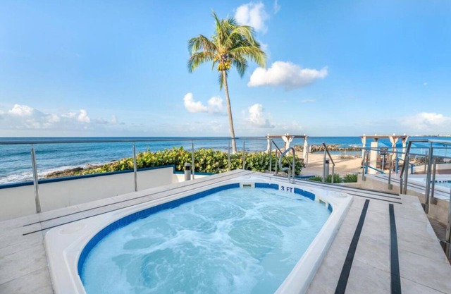 Just What You Were Looking For! Onsite Pool, Free Parking, Beach Front