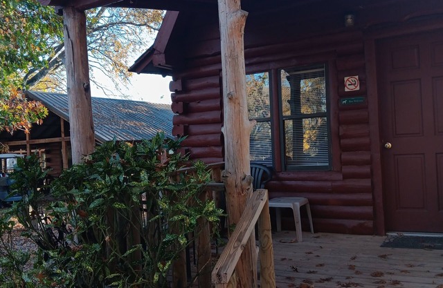 Just What You Were Looking For! Full Kitchen, Outdoor Pool, Free Parking
