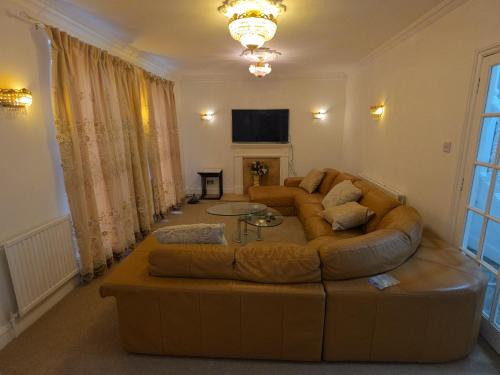 Justin Short Holiday Stay Finchley