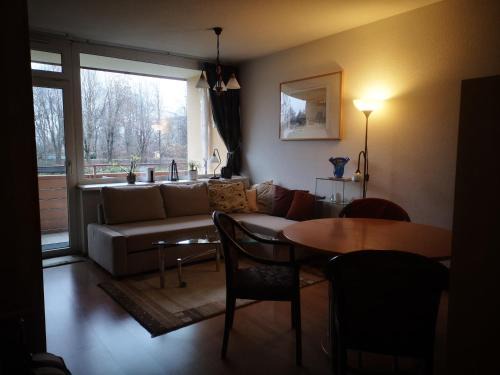 Kärnten Ossiacher See Apartment zwei Zimmer Ferienwohnung direkter Seezugang Strand beheizte Schwimmhalle