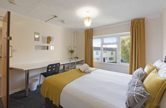 K Suites - Cozy 4 bed Flat w/ FREE parking