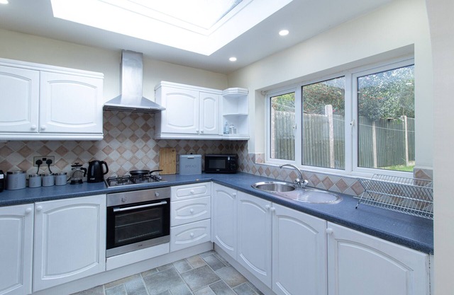 K Suites - Lovely 5-Bed Bungalow w/Garden View