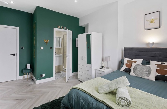 K Suites - Modern Central 1 bed w/free parking