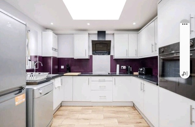 K Suites - Spacious 4 Bedroom w/ Parking and WiFi