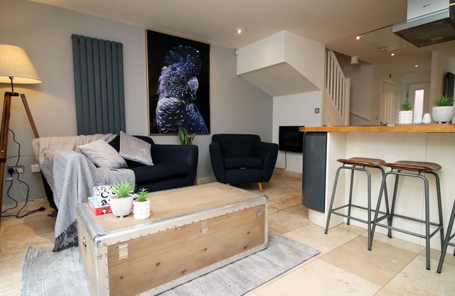 K Suites - Spacious 4 bed House w/ free parking