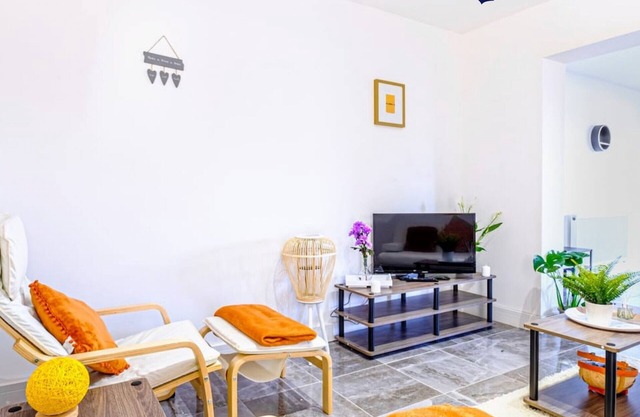 K Suites- Stunning 4 bed House w/ free parking