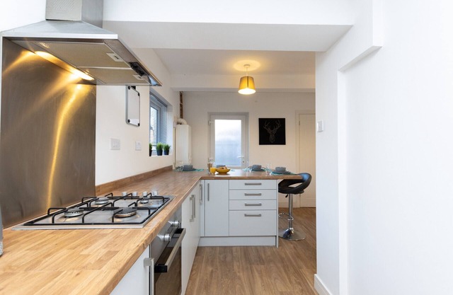 K Suites - Unique 4 bed House w/ free parking