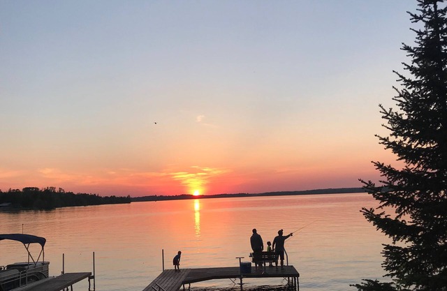 400 pies de la orilla del lago, hermosas puestas de sol, muelle privado, sendero para bicicletas, retiro de cabina