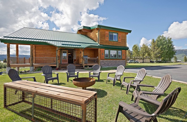 KABINO: Henrys Lake Hot Tub FirePit Pool Table Mtn & Water Views WiFi Satellite Fishing Trails