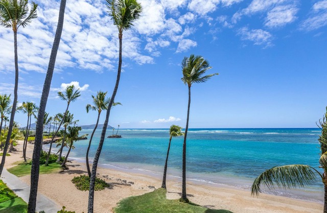 Kahala BEACH-FRONT Huge Apartment