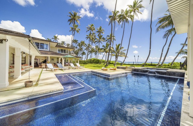 ¡Casa privada de 7 recámaras frente a la playa con casa de carruajes y piscina! Kahala Beach Estate