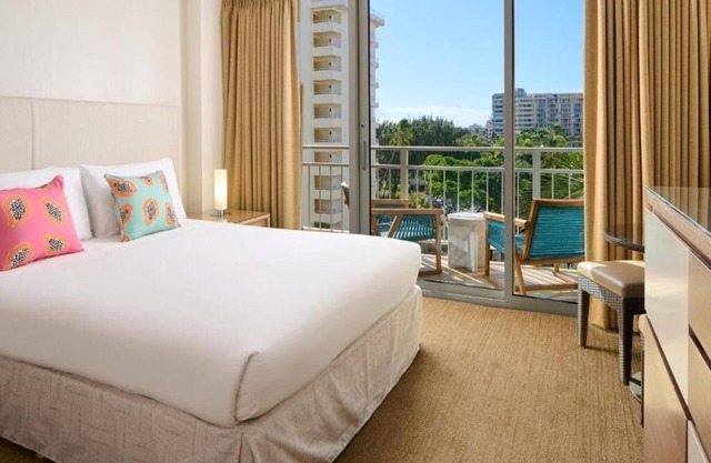 Kaimana Beach Hotel | Classic Queen | Beachfront Getaway