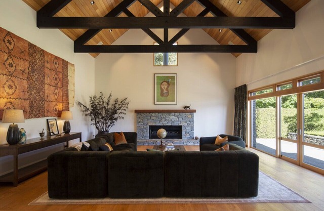Kaingarua - Large home with hot tub and sauna