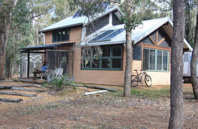 Kambarang Eco-cabin hidden in the forest with off-grid power and rainwater