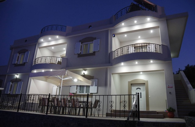 Tranquilo apartamento con piscina privada, barbacoa, parque infantil, rodeado de naturaleza.
