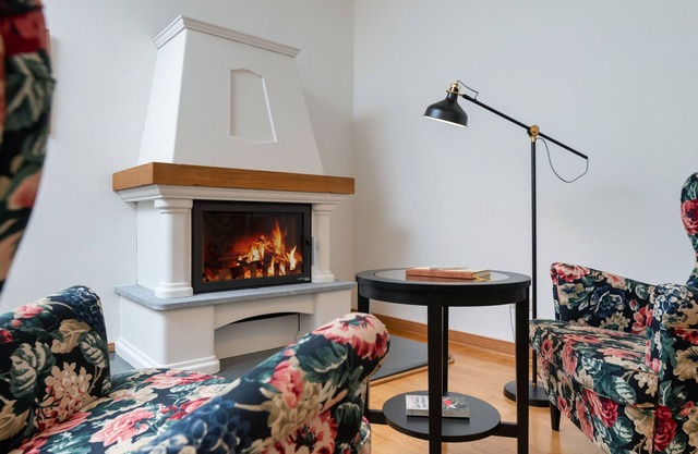 La sala de la chimenea en la mansión.