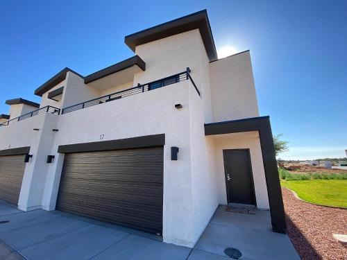 Kanab Family condo with yard & Hot Tub Close to Zion