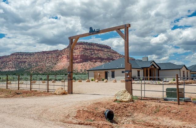 Kanab Getaway Red Mesa Ranch, Near Zion, Stunning Red Rock & Starry Night Views!