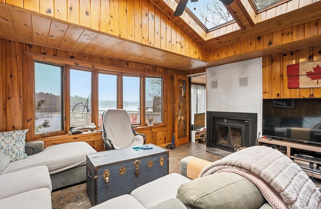 Kanata House - Charming Lakeside Cottage