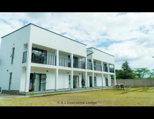 KandJ EXECUTIVE LODGE