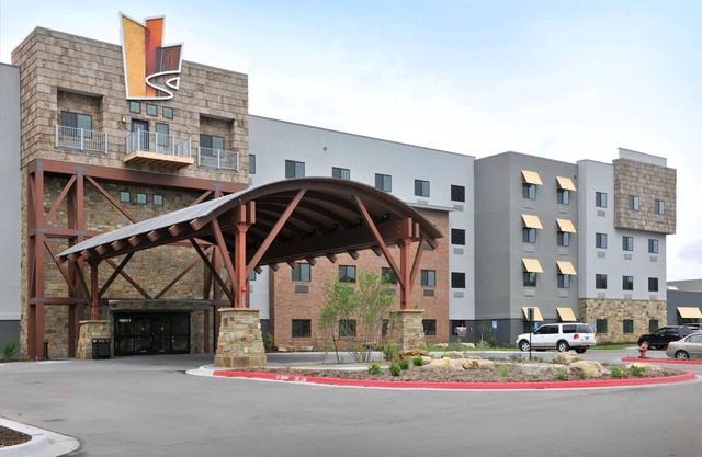 Kansas City Escape: Heated Pools, Whirlpool & Fitness Center | 3 Units