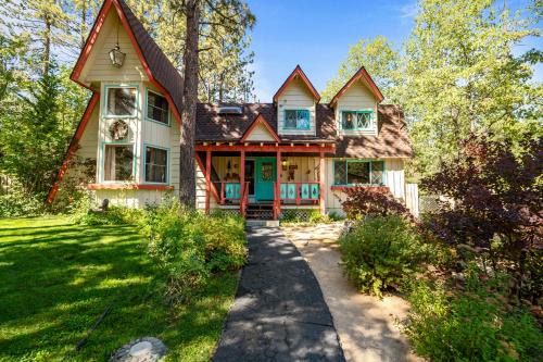 Kapers - Located in a beautiful quiet area of Big Bear Lake, walking distance to Snow Summit!
