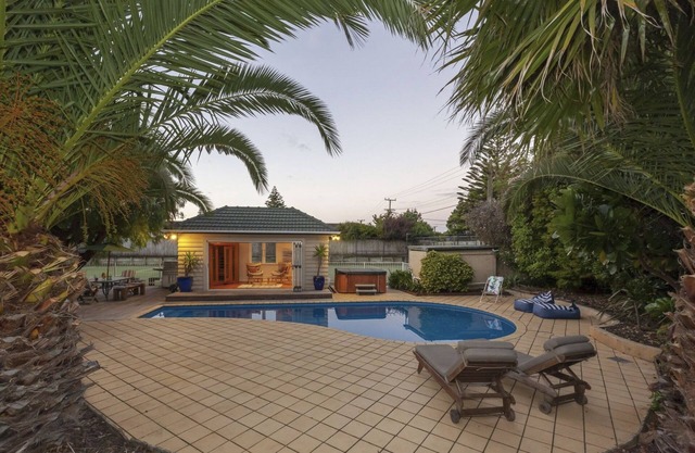 Kapiti Getaway - Fantastic location - Pool, Spa & Tennis Court - Winter Specials