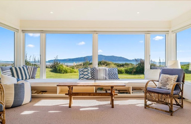 Kapiti Panorama - Waikanae Beach Holiday Home