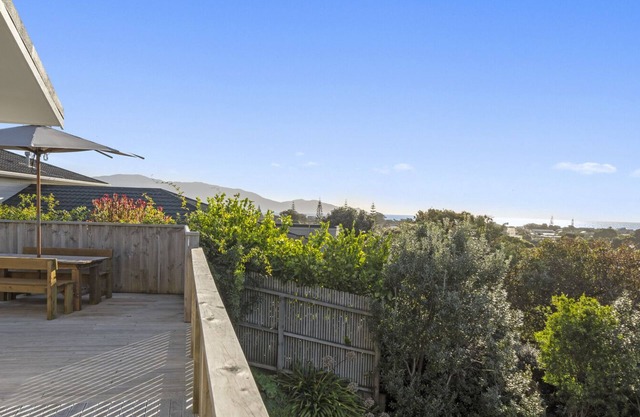 Kapiti Views - Waikanae Beach Holiday Home