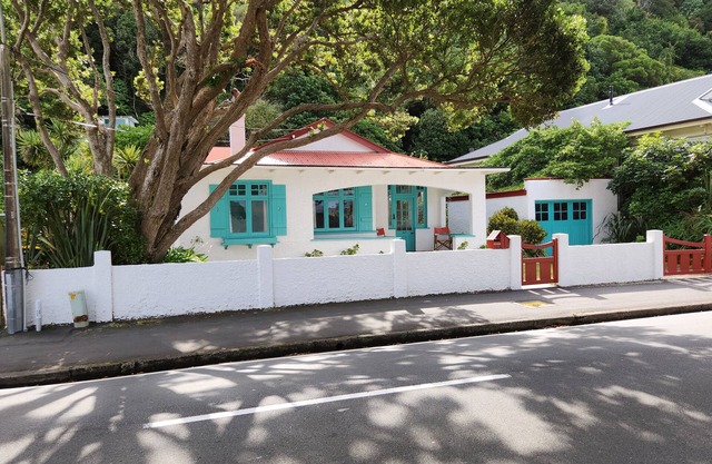 Karaka Bay Cottage - Waterfront 3 dormitorios Bach o casa de vacaciones