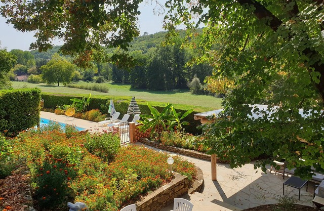 Casa de carácter con piscina y jardín privado en un entorno verde