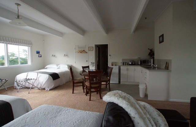Karapiro Family Cottage, 1 de 3 en un jardín campestre que bordea una reserva nativa