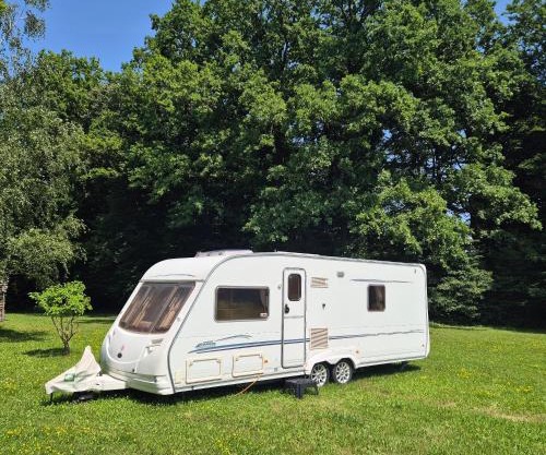 Karavan na samotě u lesa